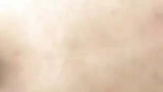 فتاة آسيوية صغيرة تعمل سراً في النادي الليلي من أجل جنس عميلها الصارم