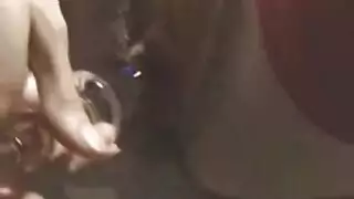 لعبة مسطحة كبيرة تُدك بعمق في مهبلها الرطب