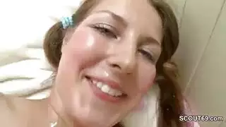 تلعب مع اخوها وانزلق زبه بالغلط في كسها