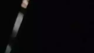 سمراء مبللة تضع أصابعها في فتحتها الضيقة في الحمام
