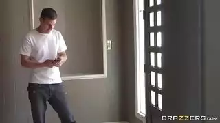 بنت تلعب برجليها في زبور حبيبهابنت
