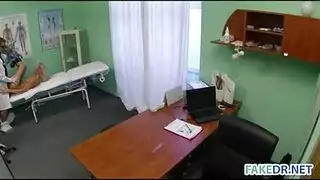 مهبل صغير يتم تدميره بواسطة قضيب عملاق