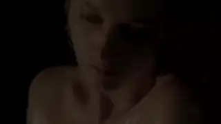 مبتور اليد عاري الصدر جوارب