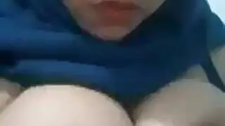ينبك بزازها ويقذف عليهم