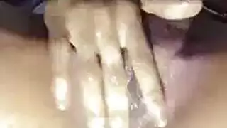 ربة منزل مثيرة بالجوارب تعرض فرجها الزلق لمتعة أفلام إباحية
