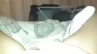 بتضرب في كسها وتنزل لين