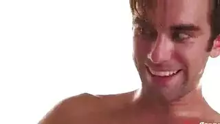 يتسلل لغرفة اخته وهي نائمة