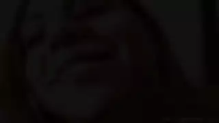 تستخدم فمها الموشوم لتصوير مشهد جنسي عميق في الحلق