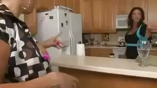 قذف مخفي: تأخذ زبه تحت الطاولة وتبتلع