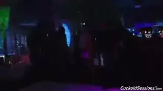 زوجة مثيرة تأخذ قضيب أسود في حفلة جنسية بالنادي الليلي
