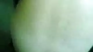 مرء ينيكها صديق ابه في الحمام