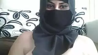 جمال محجّب يكشف جسده ويقذف من اللعب المنفرد