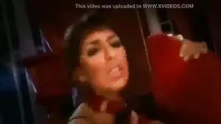 مشكلة مزدوجة: فتاة جزائرية وجمال محجبة في مشهد إكس إكس إكس