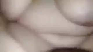 ملكة الشرج المصرية تأخذ قضيباً صلباً ضخماً في فتحتها