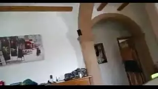 تنظيف منزل إكس إكس إكس: أم ممحونة تستمني على كل سطح