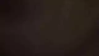 شقيقته ترسده ان يدلك لها ظهرها وطيزها الجميل