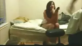 تخون زوجها مع صديقه ويصورها مخفي