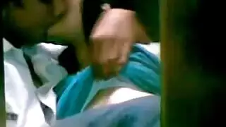 رجل مثار يشاهد أنبوب إباحي مجاني ويصلب قضيبه