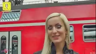 غريب في القطار يمارس الجنس معي بعمق في الحمام