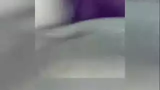 بنت تفرد كسها