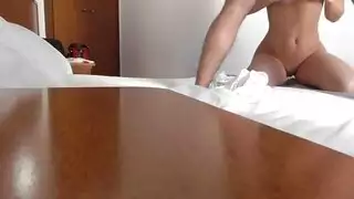 العاهرة المثيرة تتوسل لقضيبك الصلب