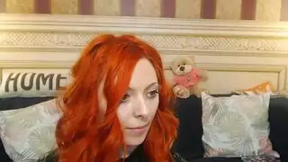 امرأة ذات شعر أحمر تمتص ديك صديقها وتستعد لركوبها