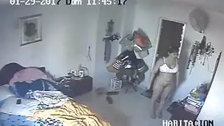 لقطات كاميرا سرية: تلميع النظارات يتحول إلى جنس صريح