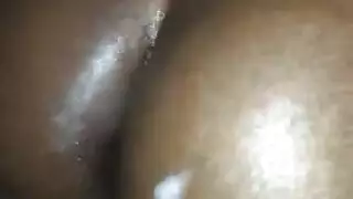 جنس شرج مع سمراء: تحب قضيبه الأسود الكبير من الخلف