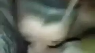 فتاتان وقضيب واحد: مشهد إباحي ثلاثي مثير