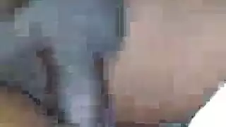 مكتب تقطيعه ديك على ركبتيها