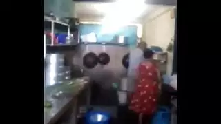 امه وي ابنه وي بنته في المطبخ