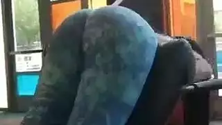 ٤ بنات يخلعنو ملابسهم