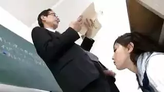 صفع التلميذة الوقحة حتى تدفق سوائلها على مكتبه