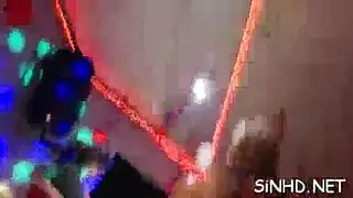هاويين مثارين يمارسون الجنس في علاقة جنسية جماعية جامحة
