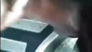 عميل مقرن يحصل على مص قضيبي على جانب الطريق من سائق ساخن