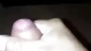 فرج إيدن سكاي يمسك بقضيب حجري صلب مبلل في هذا المقطع