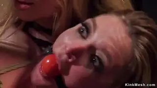 dommes مثير للسخرية في حمام السباحة محاطًا بنجوم xxxx