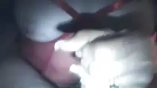 عاهرة وقحة تركب قضيبًا في حمام قطار عام