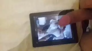 مثلية بقضيب أسود مع سمراء مثيرة على الأريكة