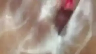 زوجة منحنية تظهر حلمتيها لصديق الرجل ثم تمارس الجنس بوضعية الكلب