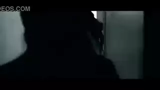 هي تعرف ما تريد: تجلس على وجهه للوصول لهزة جامحة