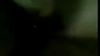 جلسة جماع لمراهقة: الزي يُخلع، الساقان مفتوحتان، والمهبل يُضخ
