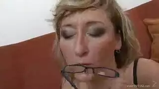 فرج ناضج يمسك بقضيب أسود ضخم في سكس صعب