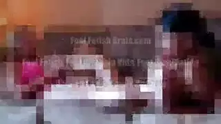 جلسة سحاق ساخنة: فتاتان تستمتعان بشراهة على الفراش