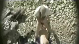 جنس صريح على الشاطئ: ثنائي هاوي يتمتعان تحت عدسة الكاميرا