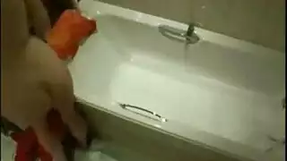 مشهد انفرادي حار: لقطات سرية للاستمناء في الحمام
