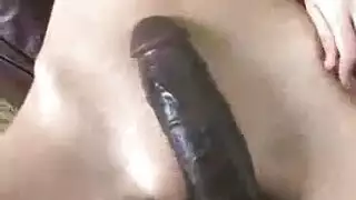زب اسود طويل جدا امام كس الفتاة الجميل و ينيكها بقوة