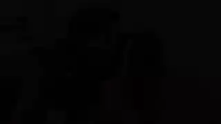 جنّة الهزّ اليدوي: الأخت تعمل على قضبه الصلب