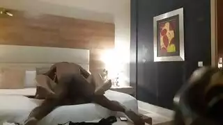 ينيك الان وابنها يبكي