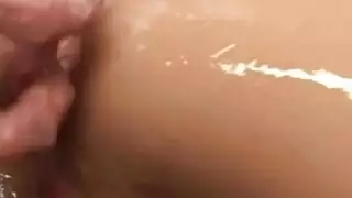 فتاة يابانية مثيرة إيلاج مزدوج بأصابعها في حمام مبلل